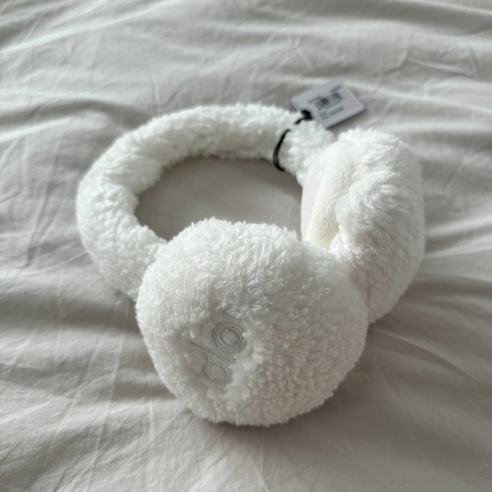 ALO YOGA - SHERPA EAR MUFFS in Ivory